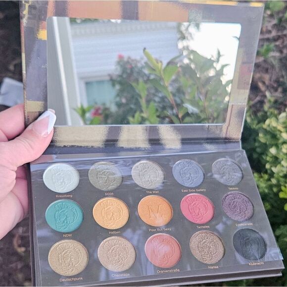 NOMAD COSMETICS x BERLIN UNDERGROUND LIMITED EDITION EYESHADOW PALETTE - Picture 7 of 12